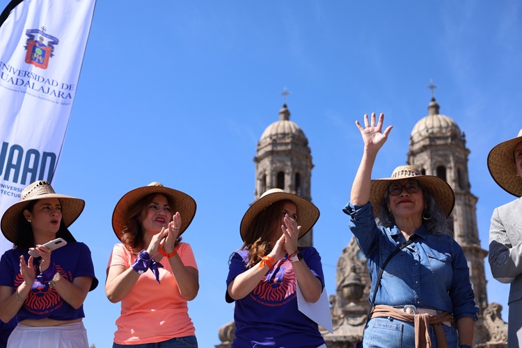 UNIDAS. La escritora asegura que le agrada que el libro sobre el feminicidio de su hermana se convierta en voces. (Foto: Michelle Vázquez) 